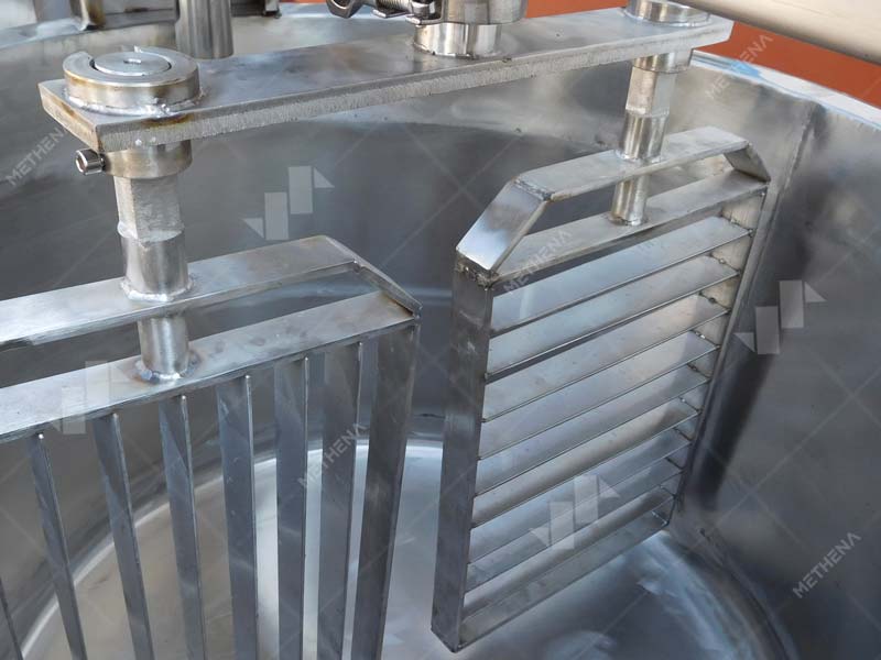 Cleaning a cheese maker
